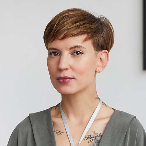 portrait of female art gallery manager 2qt3z4m.jpg